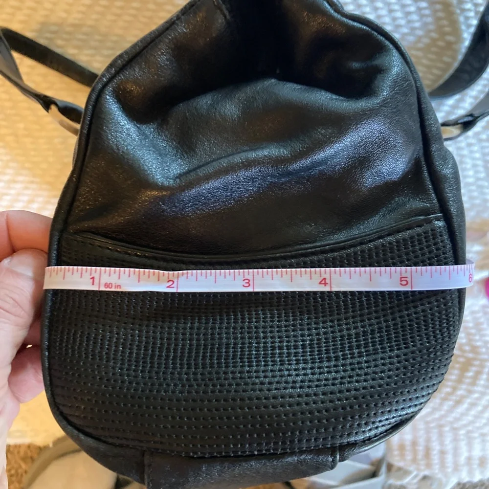 Elegant Black Leather Shoulder Bag with Gold Accents - Picture 12 of 14